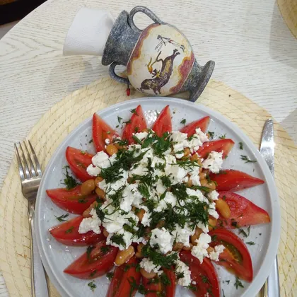 Салат в средиземноморском стиле с помидорами и фасолью