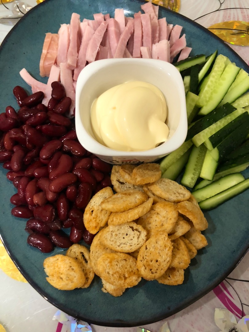 Салат с красной фасолью и карбонадом