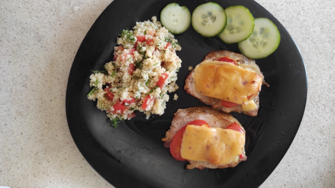 Свинина под сыром с салатом из кускуса