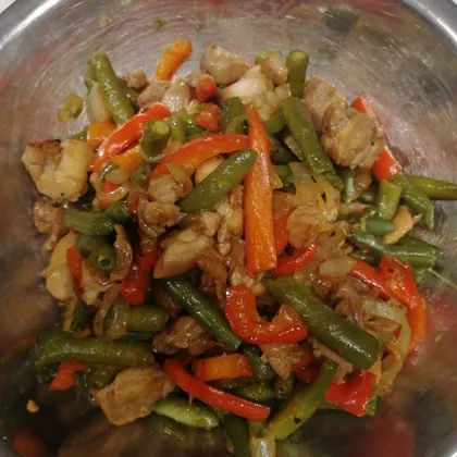 Тёплый салат из курицы с овощами