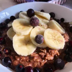 Шоколадная овсяная каша с бананом и голубикой...🤩