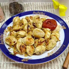 Жареные пельмени с луком