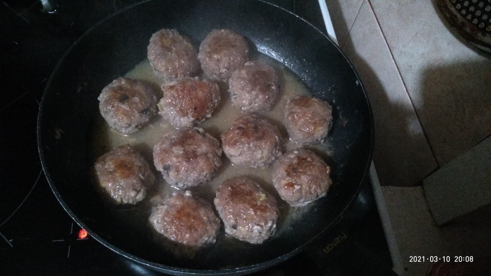 Котлетки из трех видов мяса с грибами