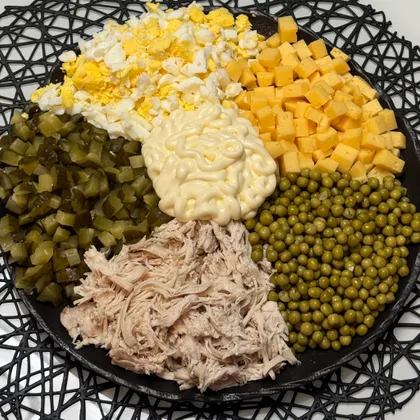 Простой салат с куриным филе