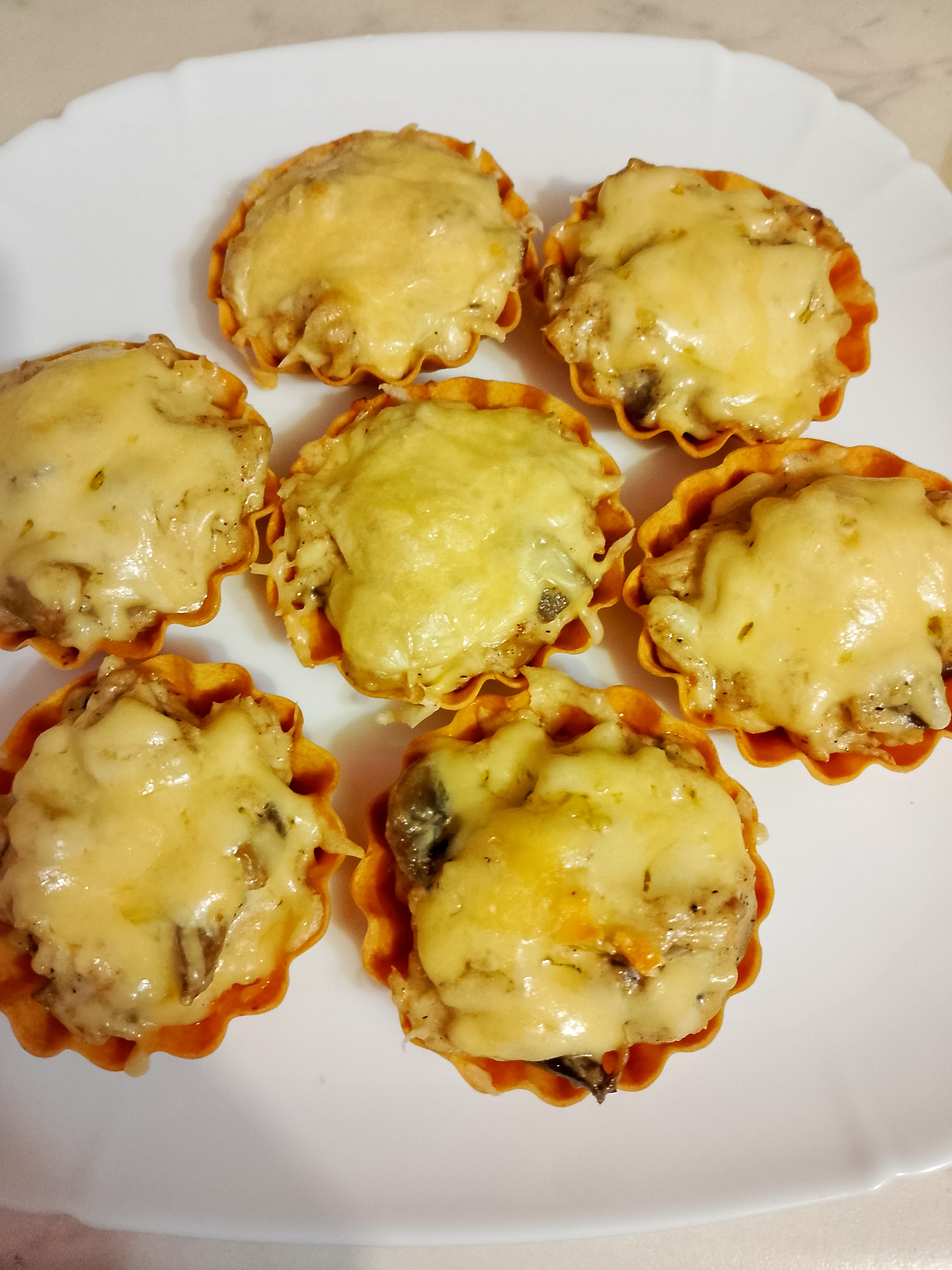 Жюльен из филе индейки и шампиньонов в тарталетках