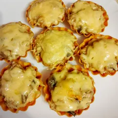 Жюльен из филе индейки и шампиньонов в тарталетках