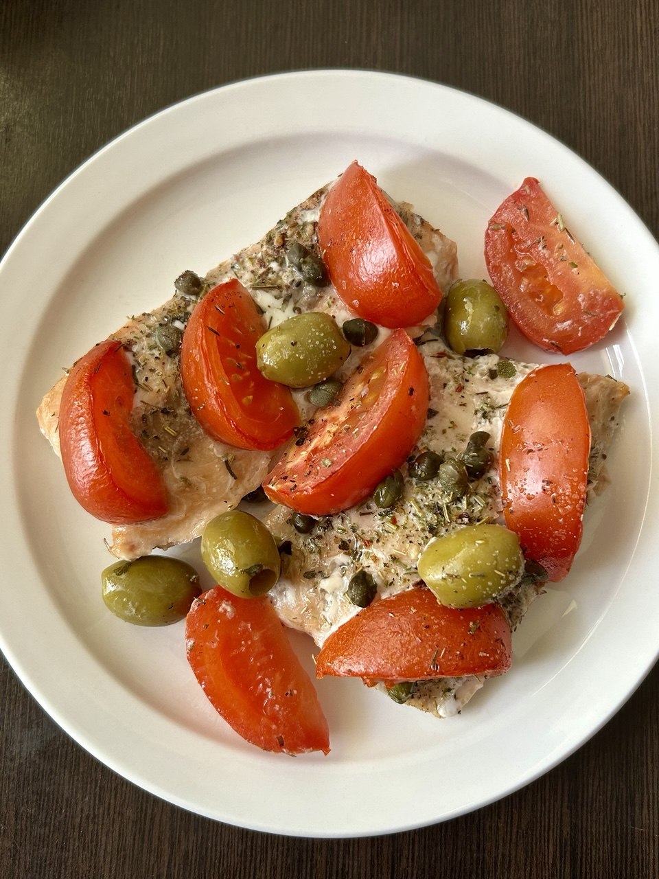 Запечённая рыба с оливками и каперсами 