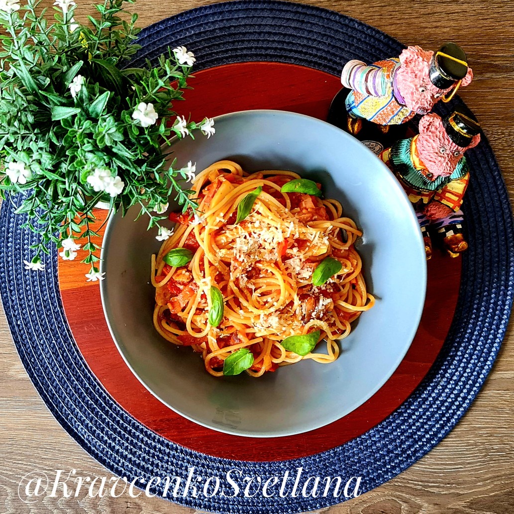 Спагетти с беконом, овощами и соусом из помидор
