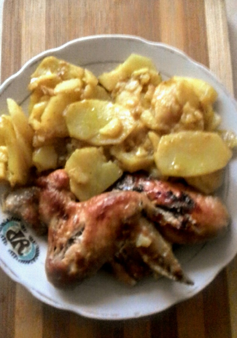 Картофель запеченный в духовке с куриными крылышками