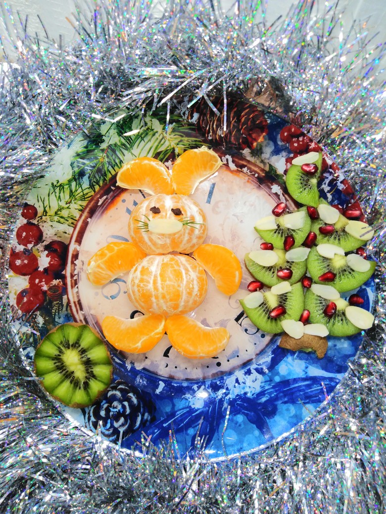 Фруктовая тарелка "Зайчик" на новогодний стол