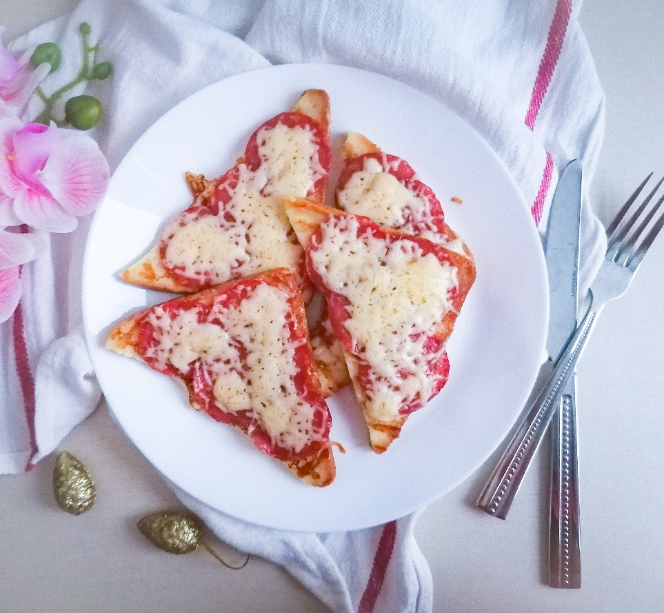 Гренки с колбасой и сыром