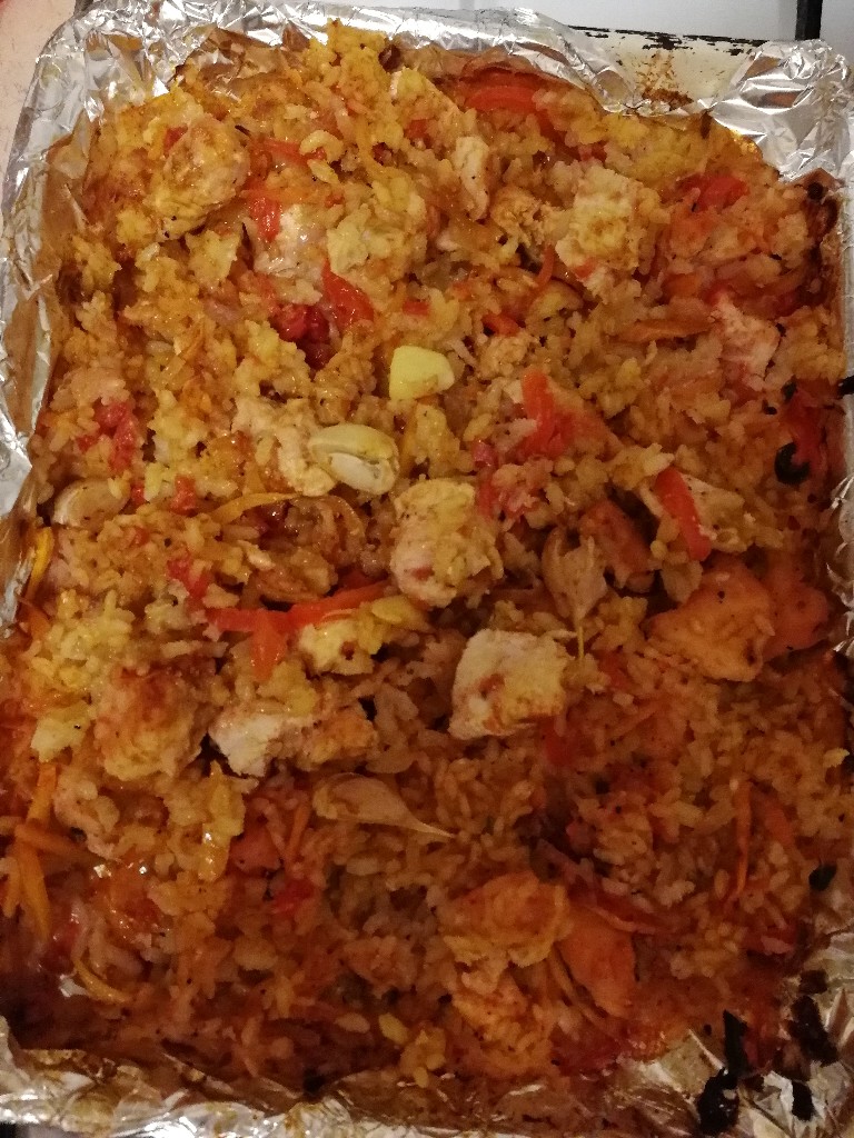 Рис с курицей и овощами в духовке