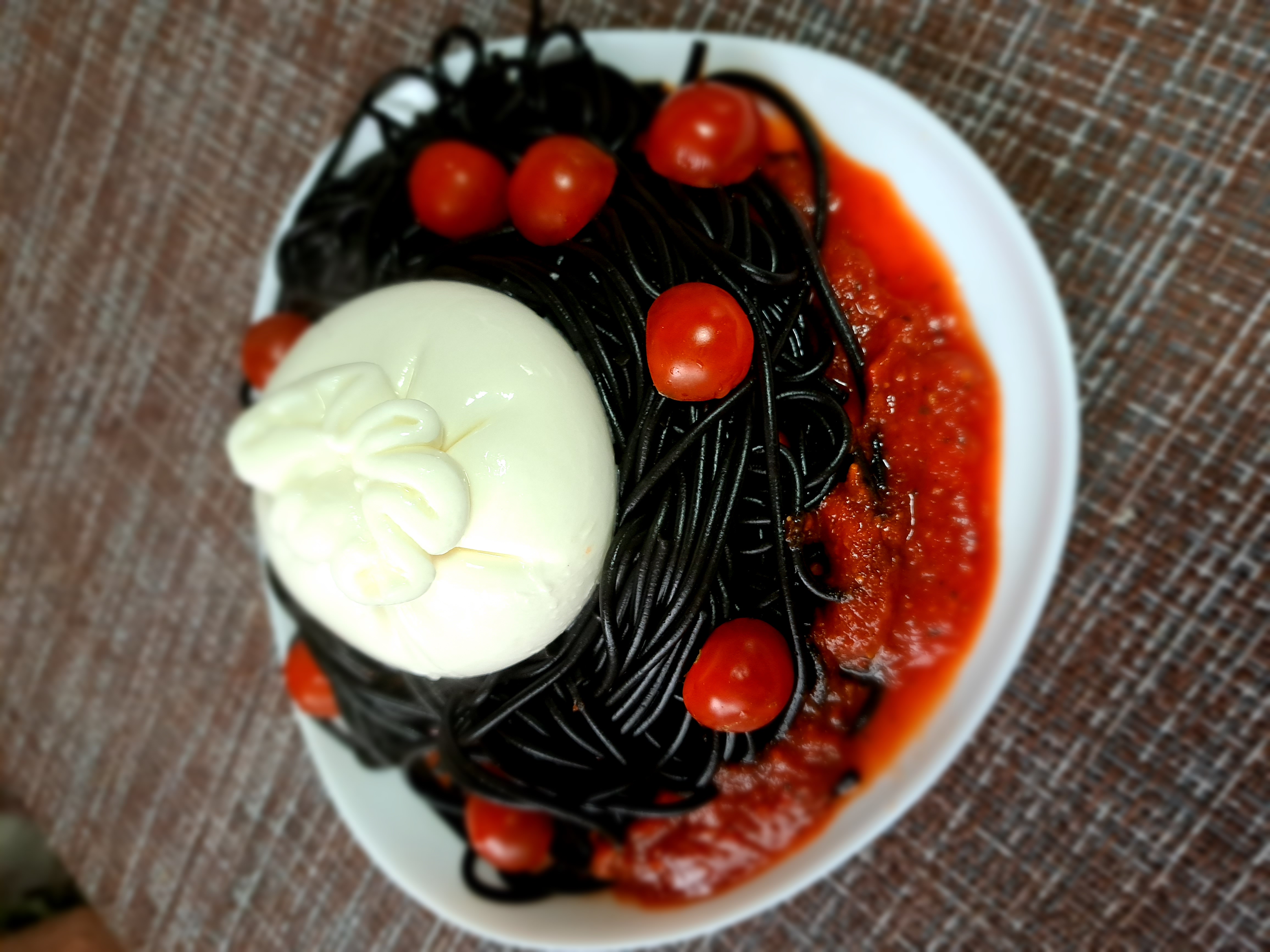 Чёрные спагетти с бурратой