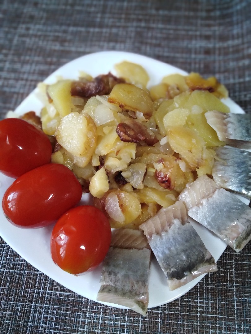 Жареная картошка с салом на сковороде