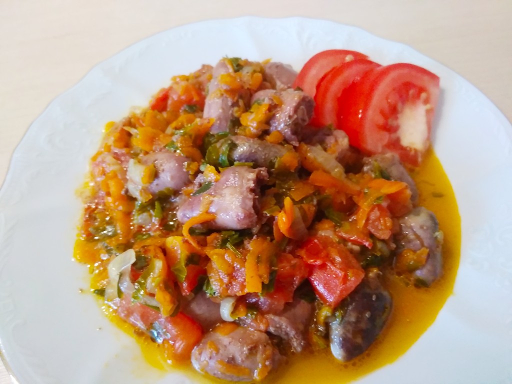 Куриные сердечки с овощами