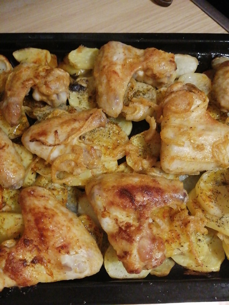 Крылышки куриные с картошкой