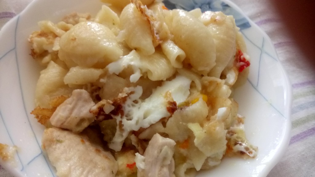 Куриное филе с макаронами  "ракушкой" и  яйцом