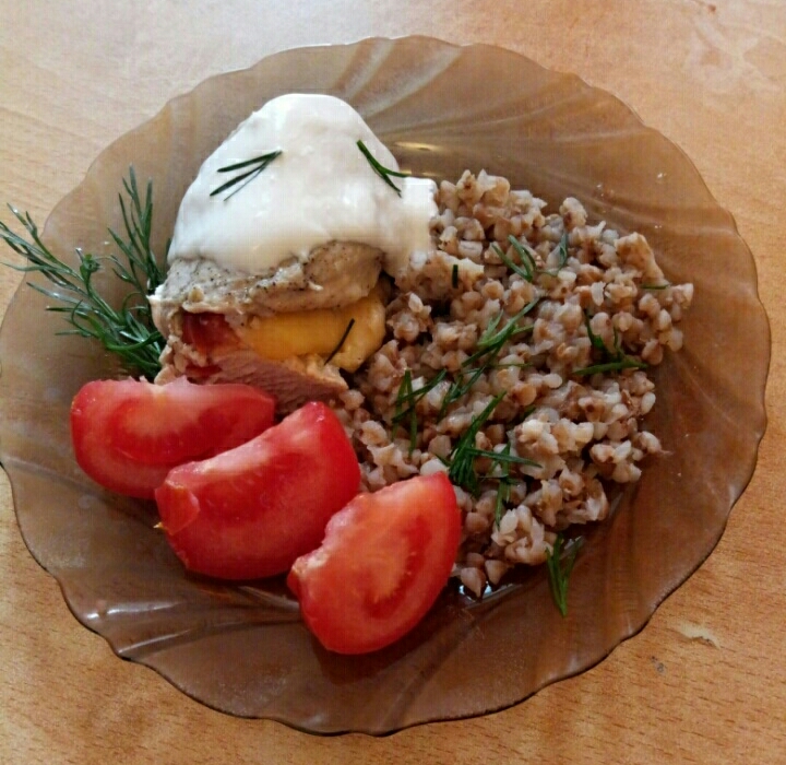 Куриный рулетик с сыром и помидором