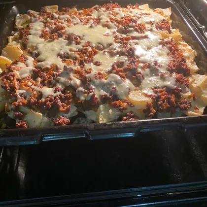 Сырно-картофельная запеканка с фаршем, луком и морковью