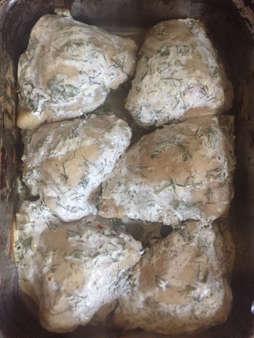 Бедра куриные в соусе цезарь с зеленью