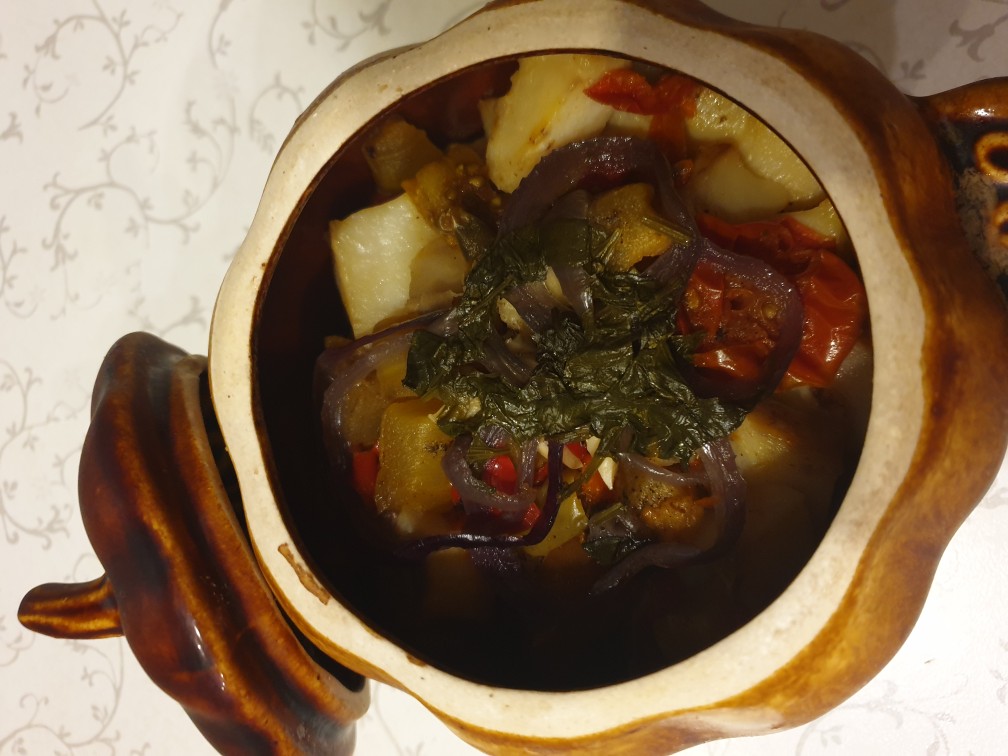 Чанахи или телятина с овощами в горшочке