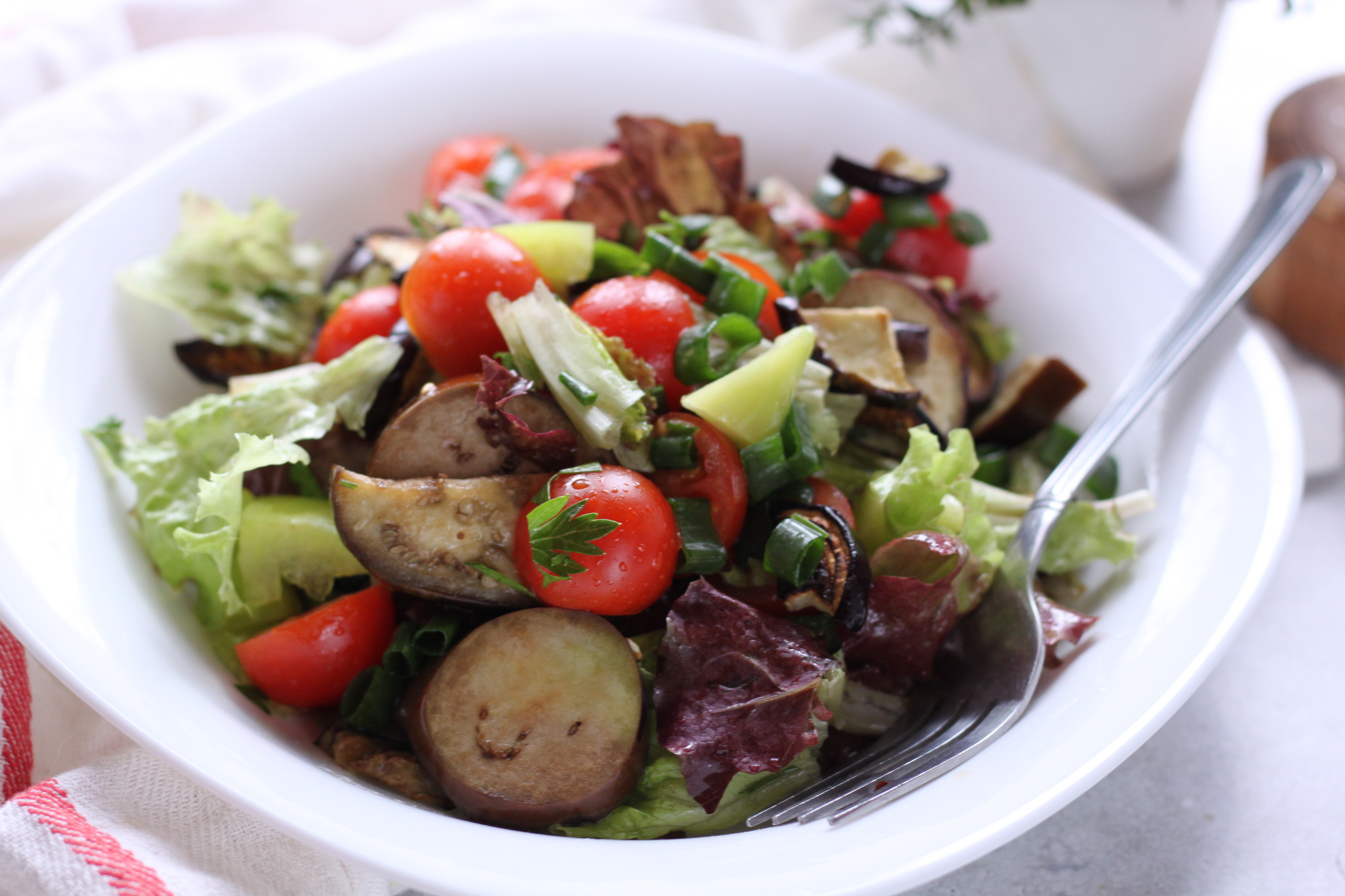 Салат из сезонных овощей с баклажанами