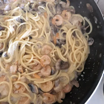 Креветки в сливочно-чесночном соусе и спагетти