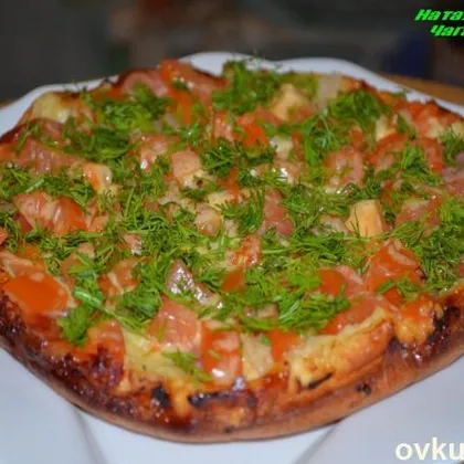 Пицца на сковороде с колбасой и помидорами