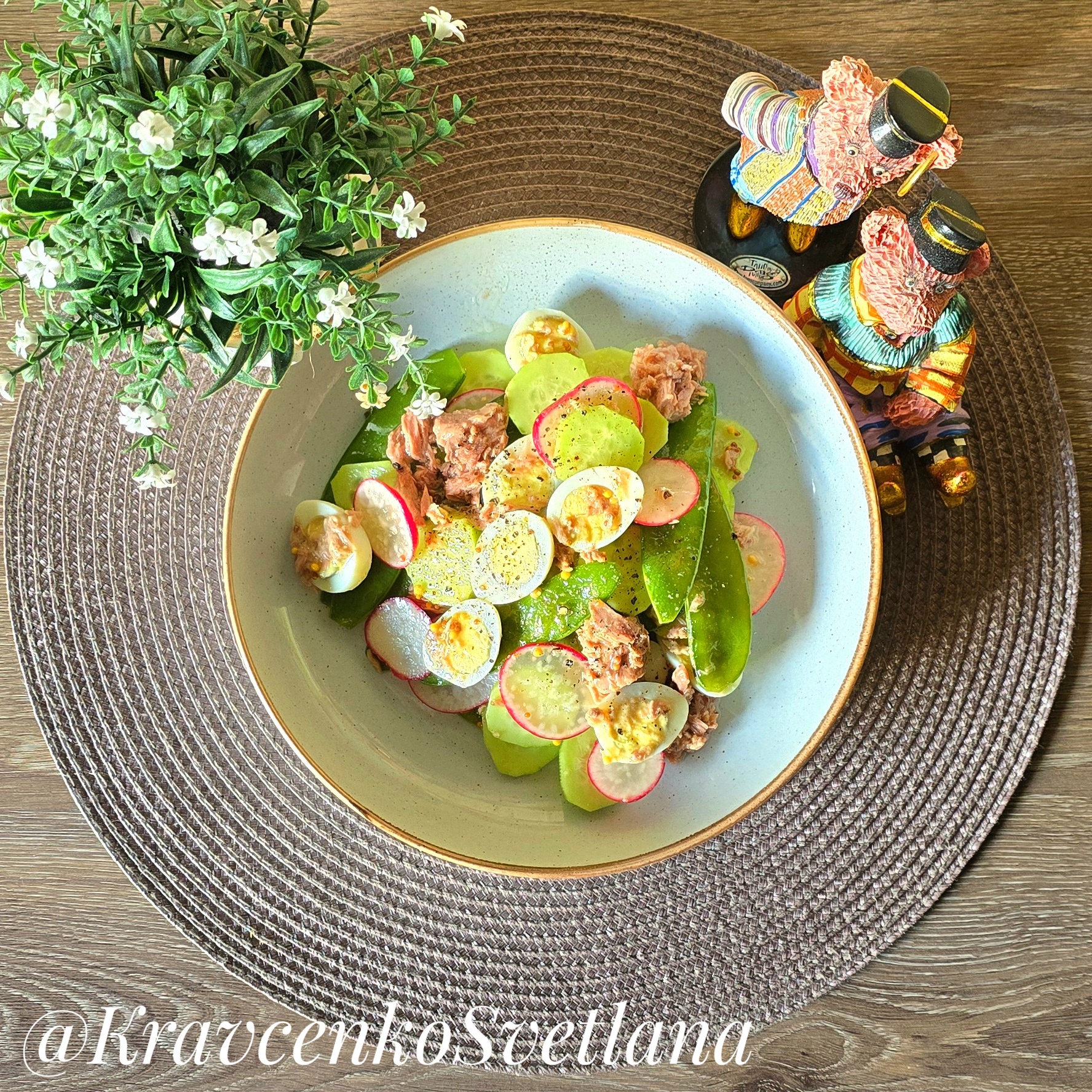 Салат с тунцом, овощами и зеленым стручковым горошком