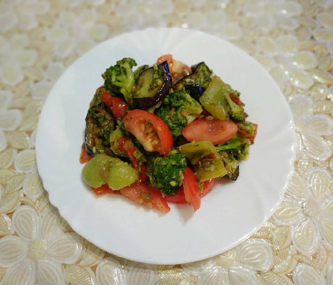 Салат с баклажанами и брокколи