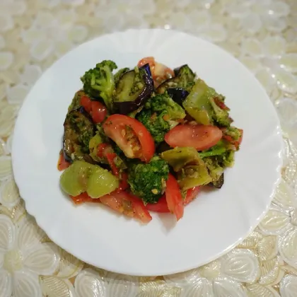 Салат с баклажанами и брокколи
