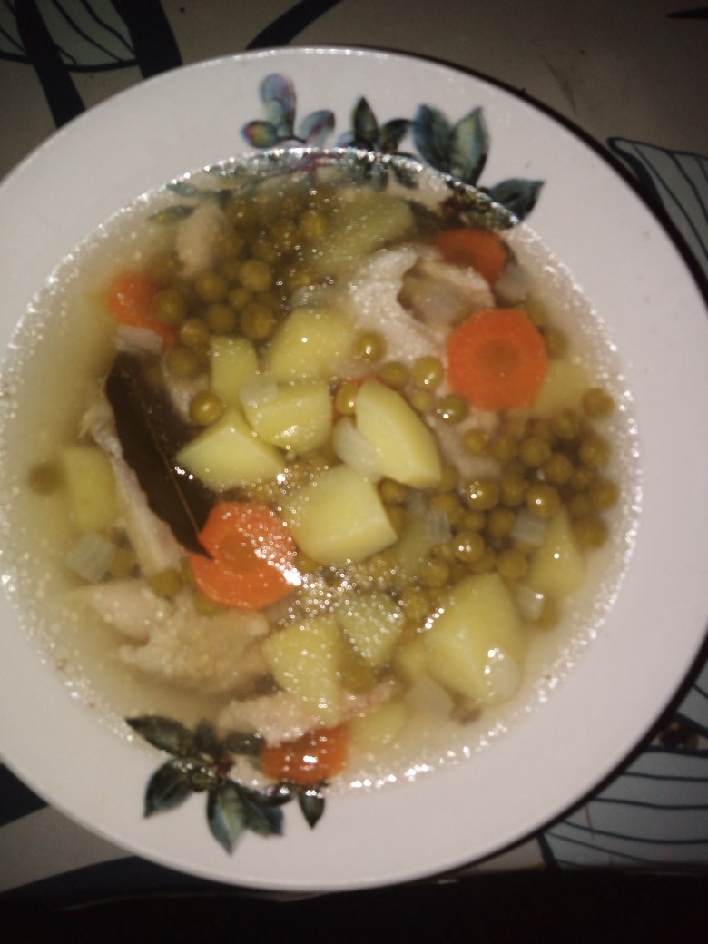 Суп из консервированного зеленого горошка на мясном бульоне
