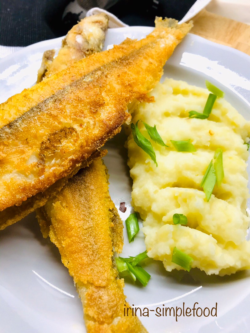 Корюшка дальневосточная с пюре из цветной капусты