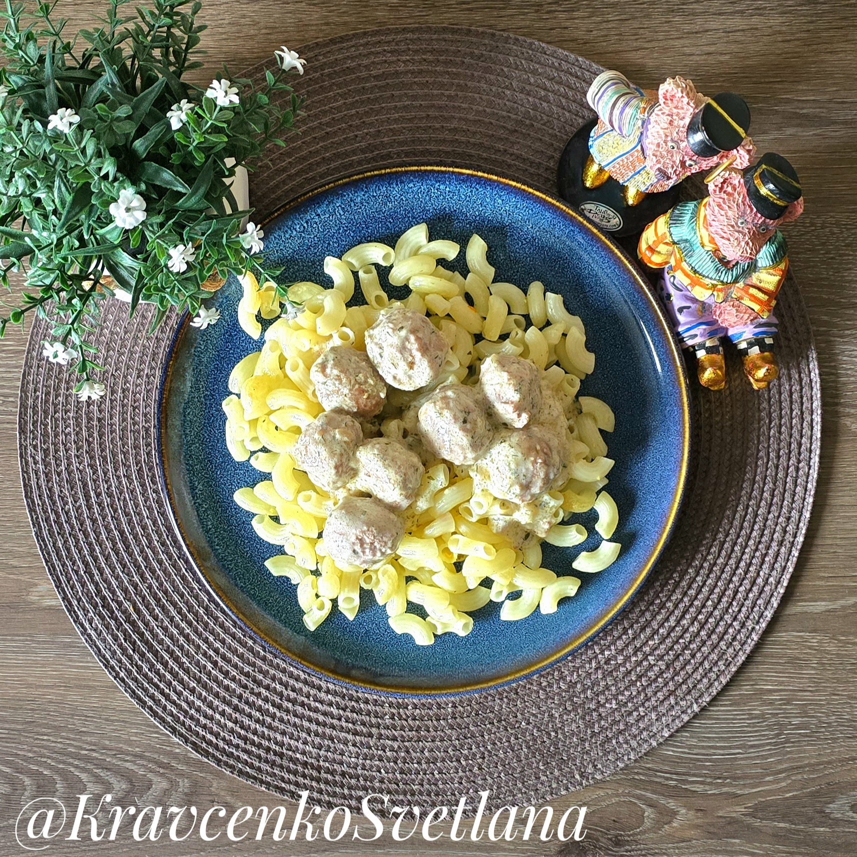 Фрикадельки в сметанном соусе 