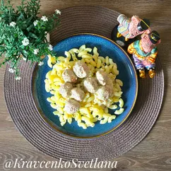 Фрикадельки в сметанном соусе 