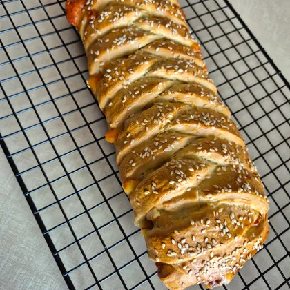 Плетёный пирог с колбасой и сыром