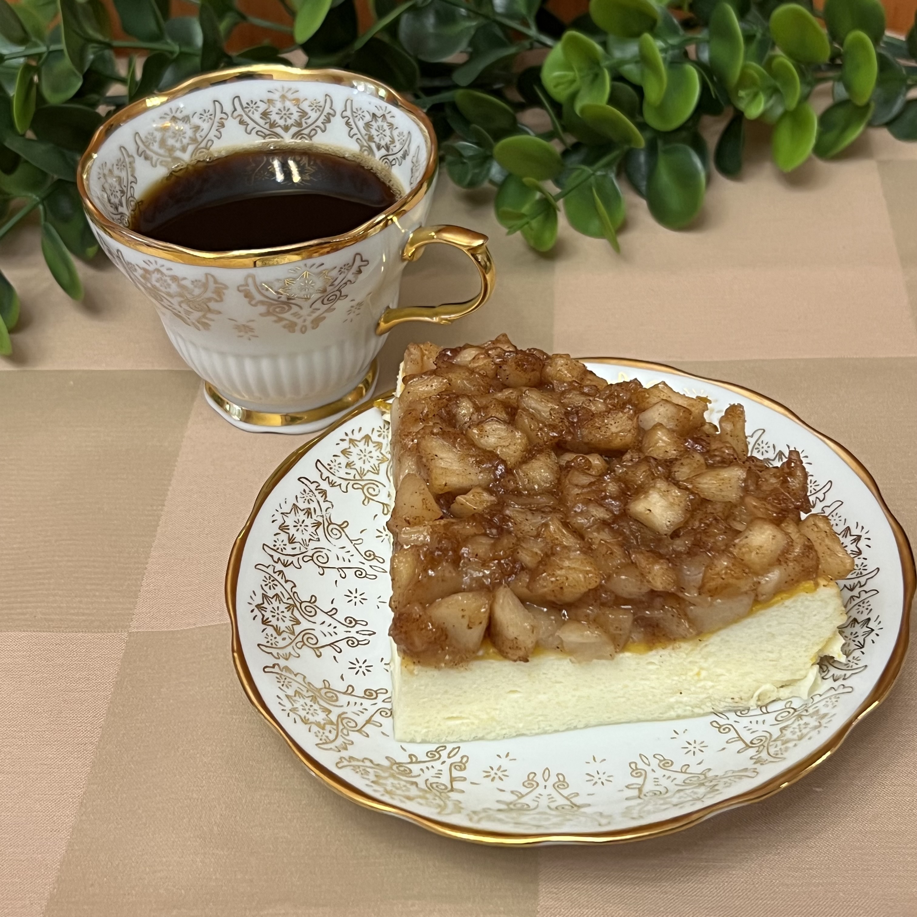 Творожная запеканка с карамелизованными яблоками
