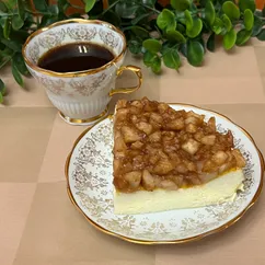 Творожная запеканка с карамелизованными яблоками