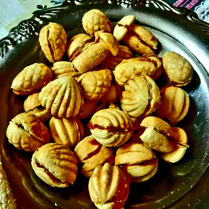 Песочное печенье с вареной сгущенкой и орешком внутри