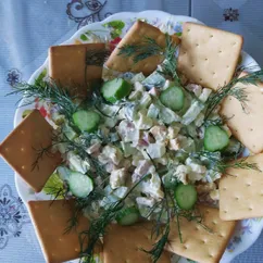 Салат с крекерами и колбасой