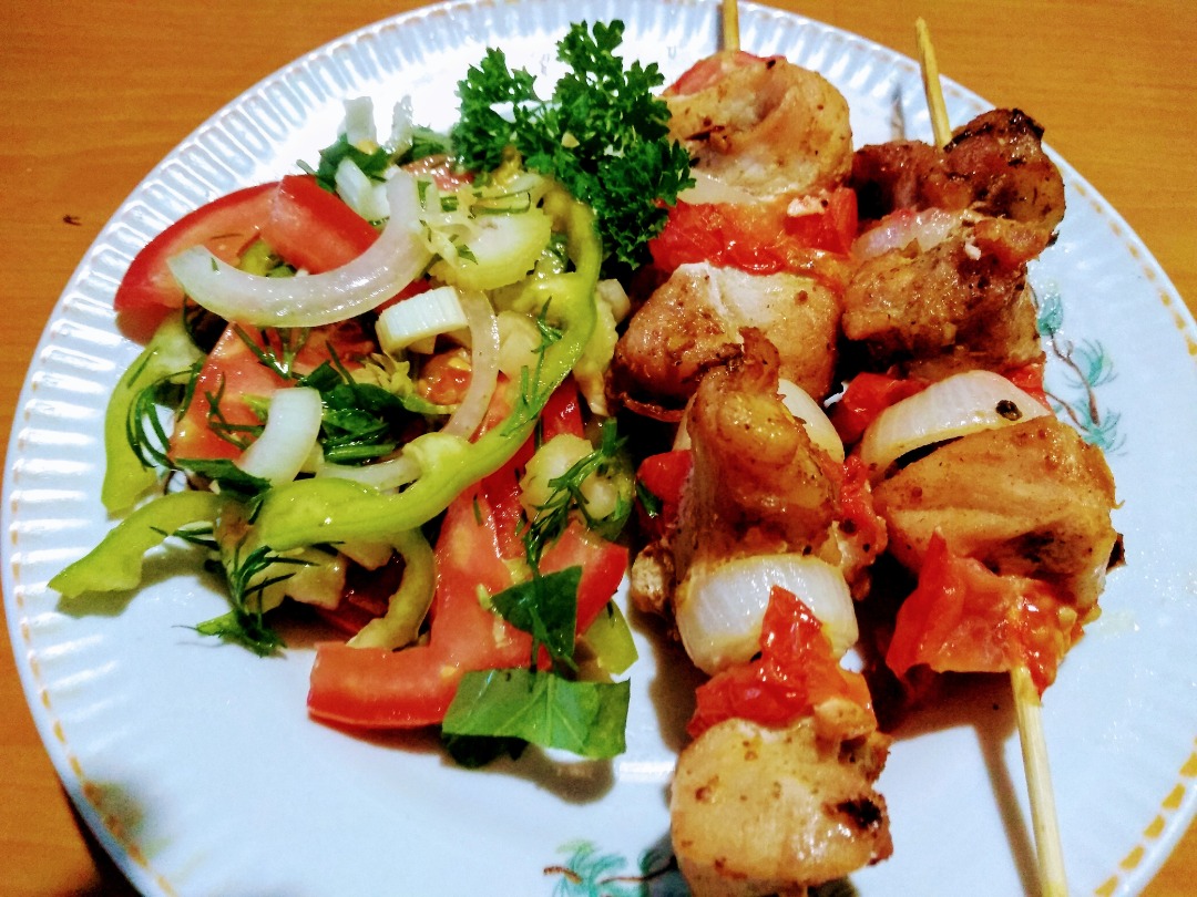 Шашлычки с салатом