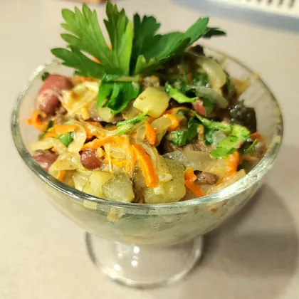 Салат из печени с морковью и маринованными огурцами