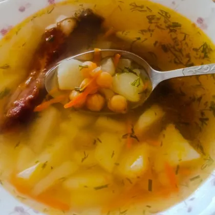 Суп с нутом и копчеными ребрышками