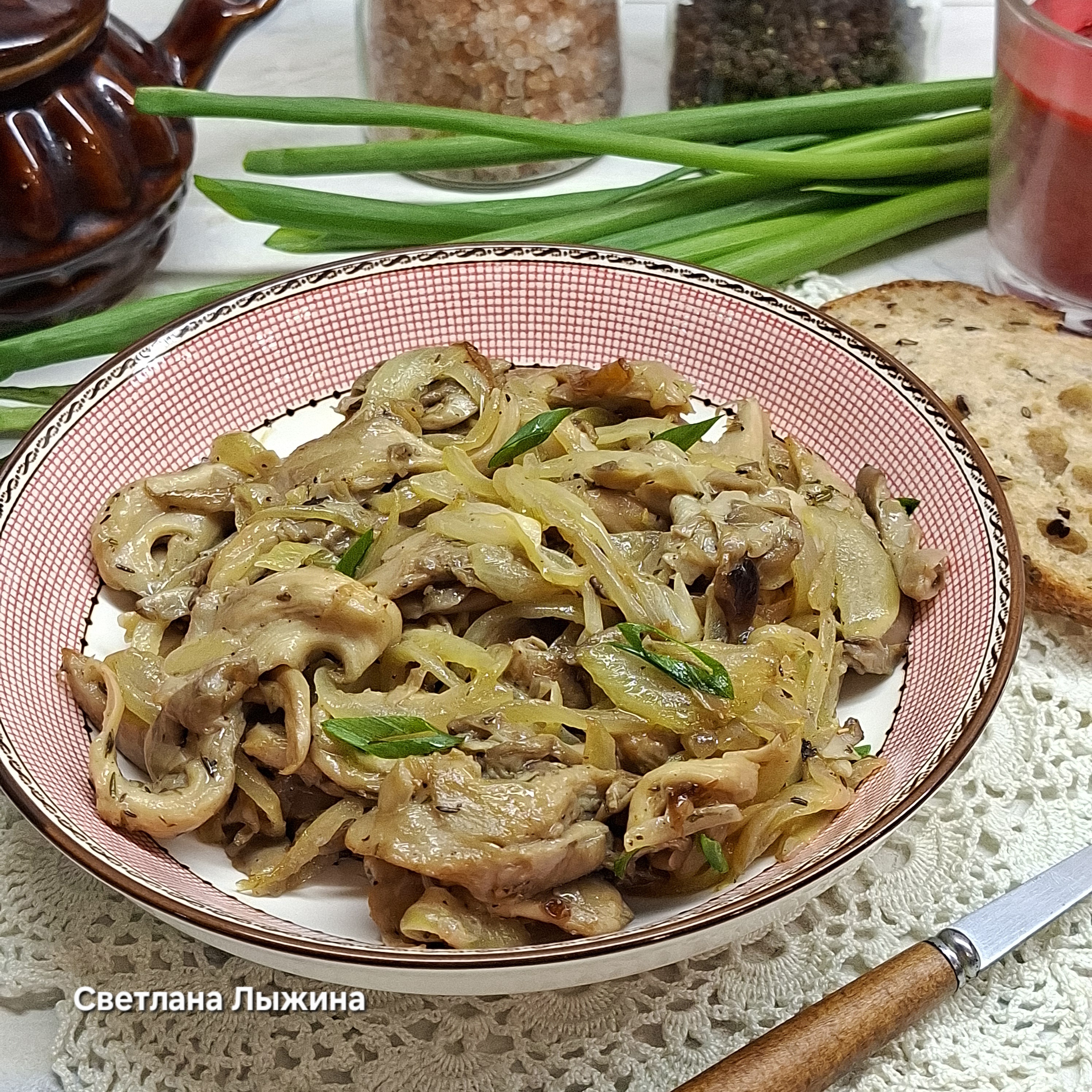 Жареные вешенки с луком на сковороде
