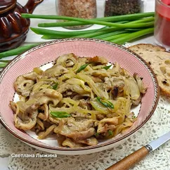 Жареные вешенки с луком на сковороде