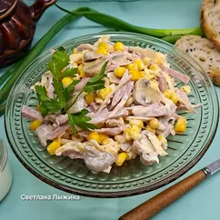 Салат с ветчиной, грибами и кукурузой