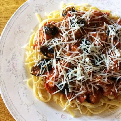 Спагетти с томатами и маслинами