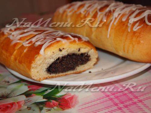 Рулет с маковой начинкой, глазированный белым шоколадом