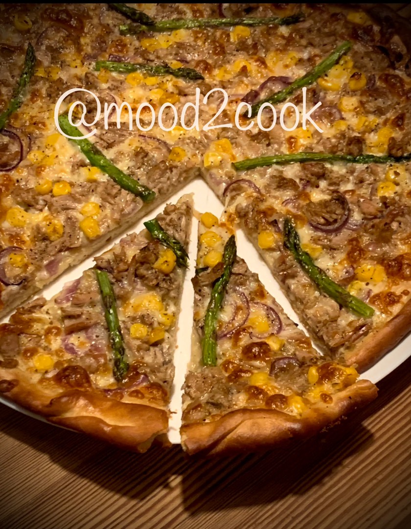 Японская пицца с тунцом, кукурузой и зелёной спаржей