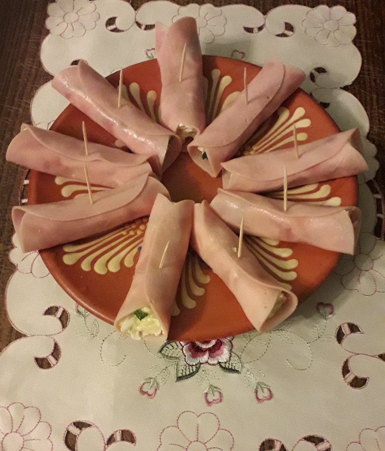 Рулетики из ветчины с сырной начинкой